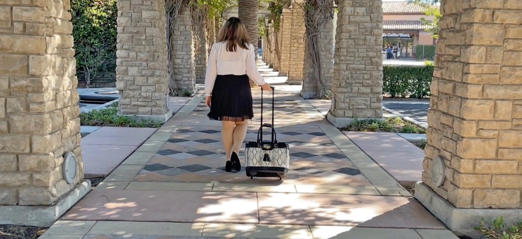 Advantages of a Rolling Laptop Bag vs. a Laptop Shoulder Bag